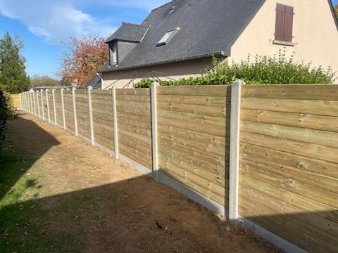 CLOTURE POTEAUX BETON + LAMES BOIS