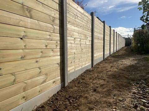 CLOTURE POTEAUX BETON + LAMES BOIS (2)